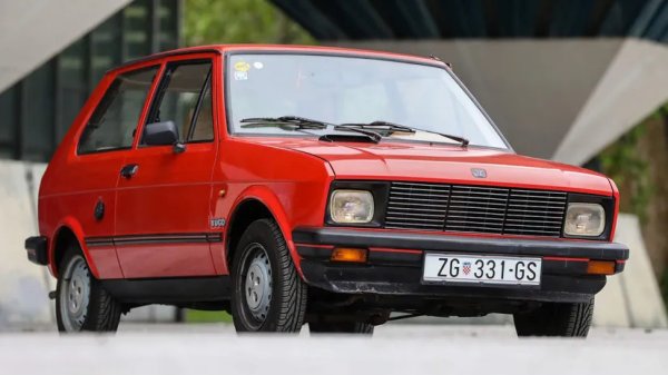 Yugo беше югославски компактен хечбек, който пристига в Америка през 1985 с цена от $3990, което го прави най-евтината нова кола на пазара с огромна преднина. В забележителни сцени след това, Yugo започна да демонстрира колко лошо съотношение цена-качество предлага.

Двигателят прегрявал. Електрониката отказвала. През 1986 журналист от Chicago Tribune съобщава, че местен дилър предлага безплатно Yugo към всеки закупен Cadillac. Всички клиенти отказвали тази мила оферта, което показва, че да нямаш Yugo е за предпочитане пред това да имаш безплатно Yugo.
